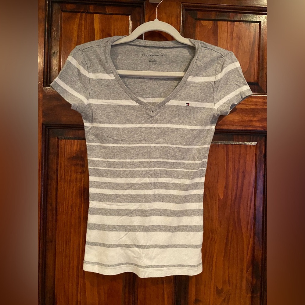 Tommy Hilfiger 100% Cotton V-Neck Gray/White Striped Fitted Short Sleeve Tee XS